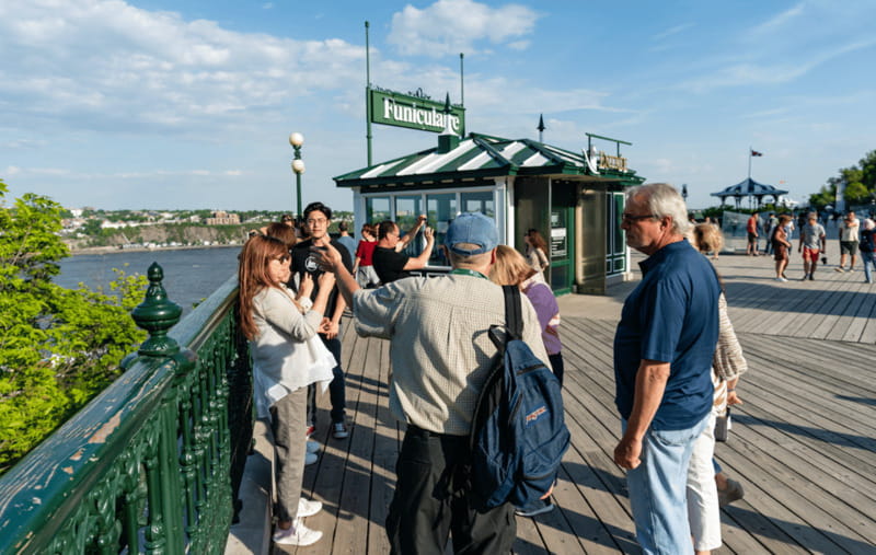 Quebec City: Old Quebec Classic Walking Tour with Funicular - What the guides do particularly well