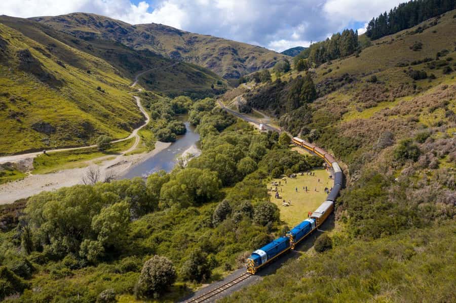 Queenstown to Dunedin Incl Taieri Gorge Train (One-Way) - Lake Dunstan and the old gold town of Cromwell