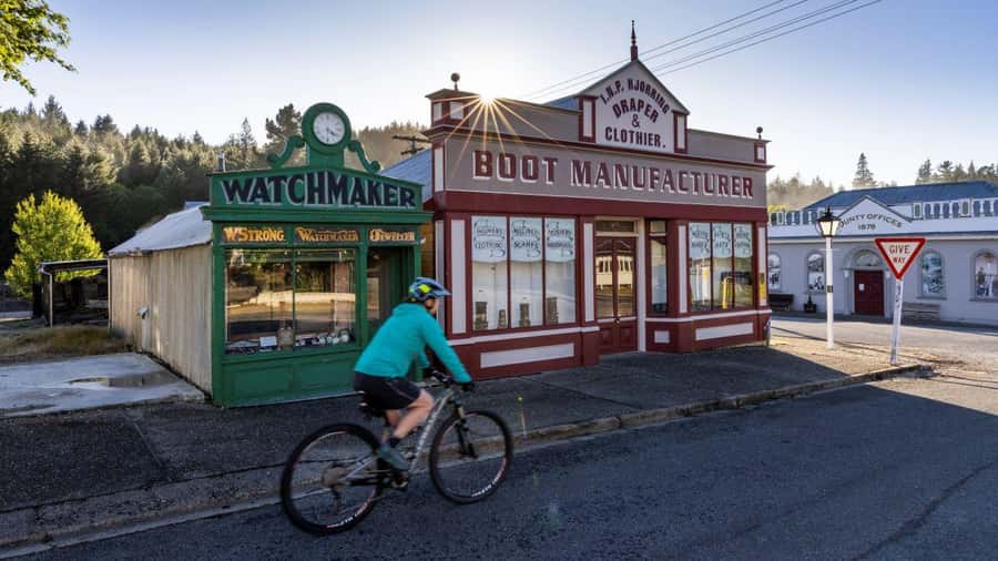 Queenstown to Dunedin Incl Taieri Gorge Train (One-Way) - Morning tea at Dunstan House in Clyde