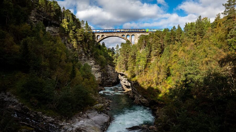 Romsdalen: Rauma Railway Golden Train with Guide - The first hour through Romsdalen