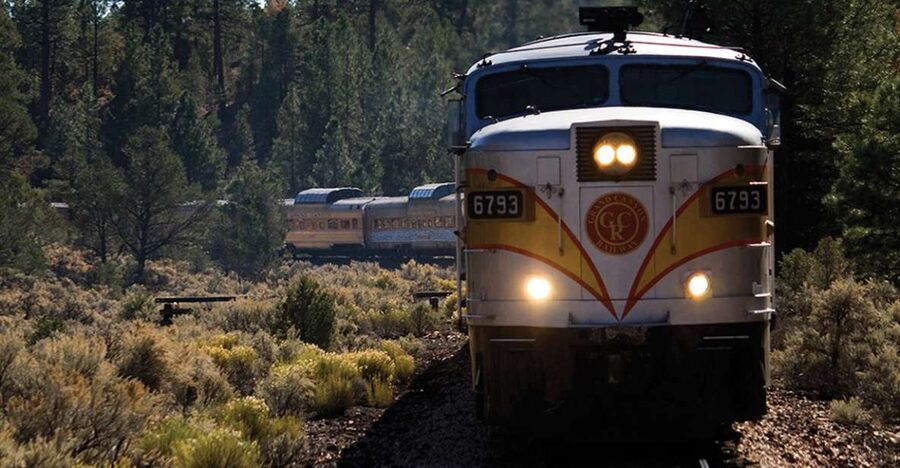 Sedona/Flagstaff: Grand Canyon Tour & First-Class Train Ride - South Rim to East Rim by air-conditioned van