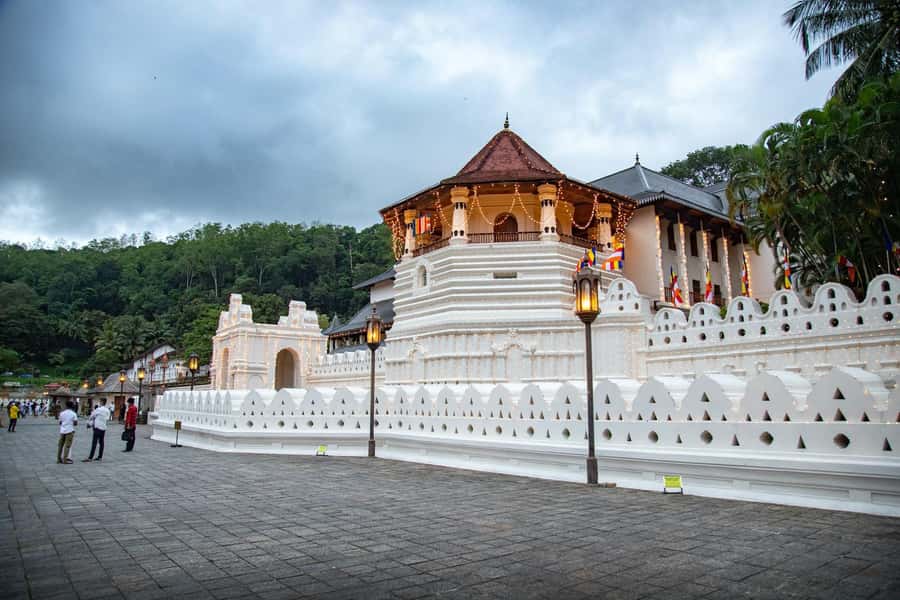 Sri Lanka Private 2-day Tour:Train Trip, Kandy, Nuwara Eliya - Nuwara Eliya, tea factories, and Little England
