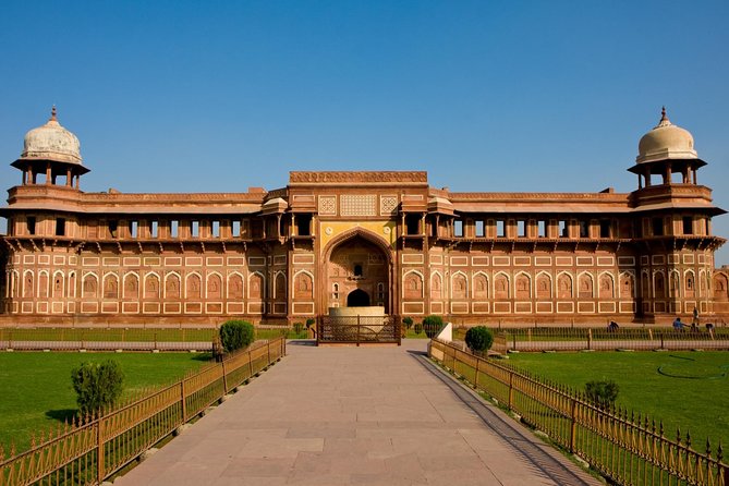 Taj Mahal Tour from Delhi by India's Fastest Train (GATIMAAN EXP) - Why the Gatimaan Express is the smart part