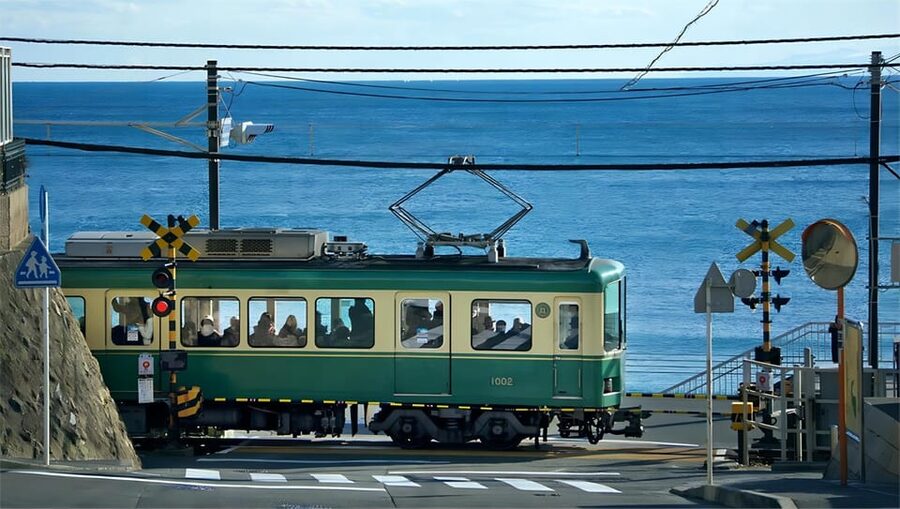 Tokyo: Kamakura & Enoshima Day Tour with Pickup & Train Ride - The Enoden train makes the route memorable