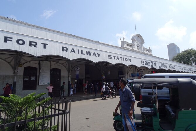 Train from Colombo to Kandy - What the two to three hours on board are like