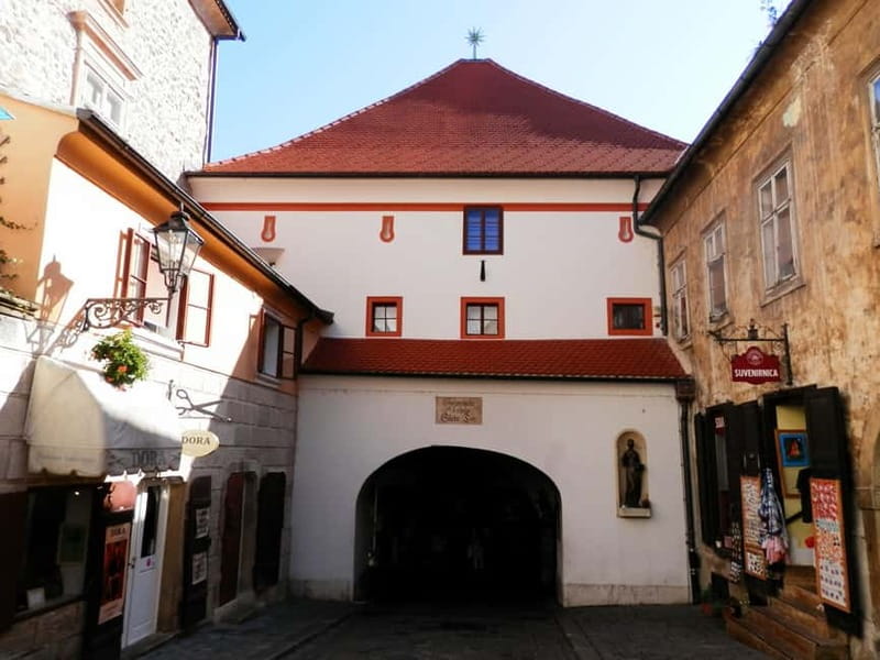 Zagreb: Group walking tour of Zagreb (funicular included) - The funicular issue and the walk to Ban Jelačić Square