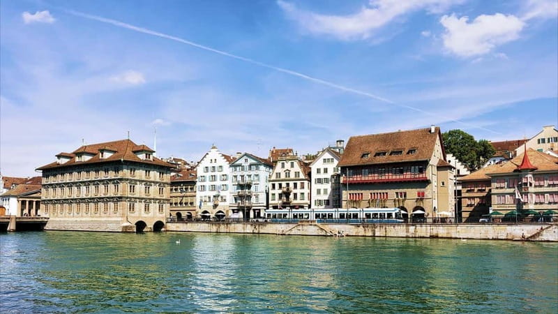 Zurich: 2-hour Best Intro Walking Tour with a Local - How the small group changes the experience